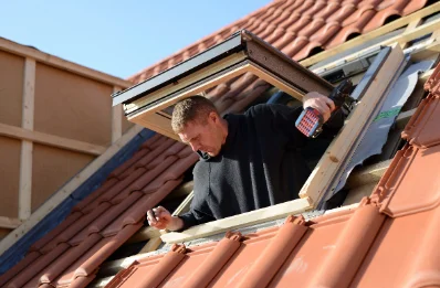 Pose de fenêtres de toit Velux à Poumarous